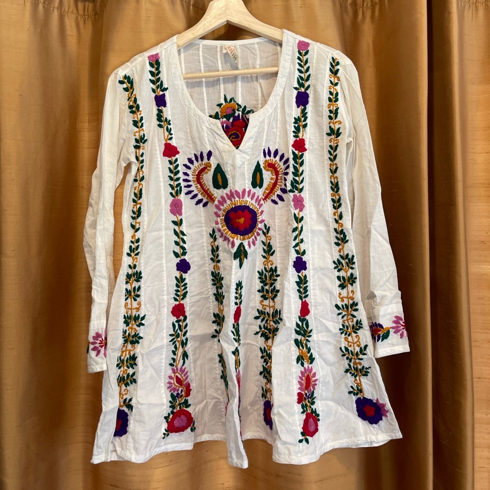 Women’s white linen dress. Floral stitching size XS